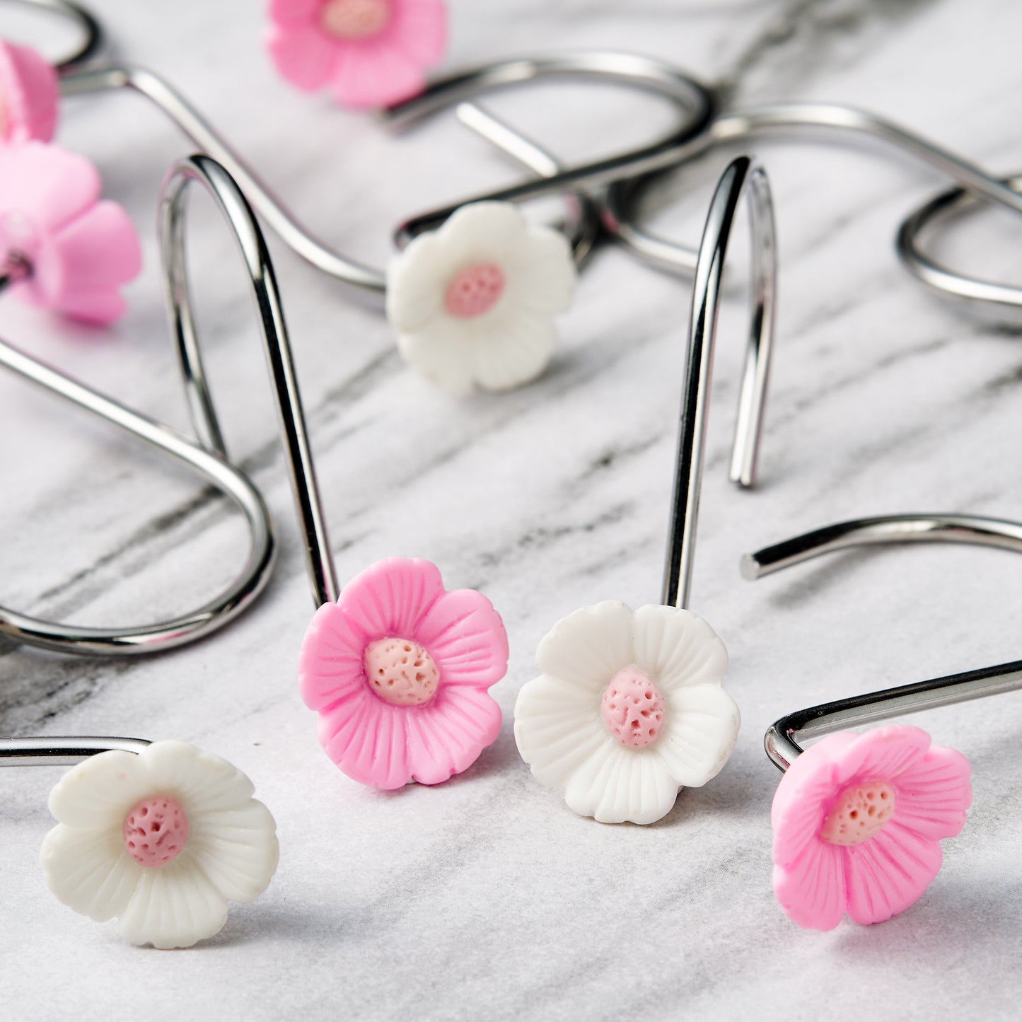 W1cwey 12pcs Floral Shower Curtain Hooks Rustproof Metal Curtain Hangers Glide Shower Rings for Shower Curtain Cute Pink and White Flower Shape Stainless Steel Curtain Rings for Bathroom Decor